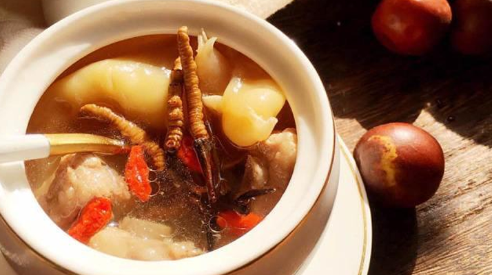 一盅滋養(yǎng)珍饈：鮮冬蟲(chóng)夏草煲湯的絕妙之道