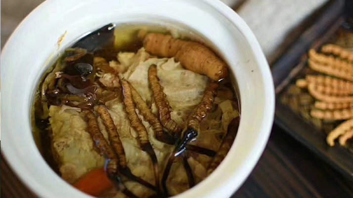 鮮香滋補(bǔ)！鮮冬蟲夏草燉雞湯的美味做法