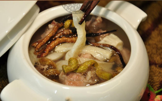 川貝冬蟲(chóng)夏草雪梨怎么燉？潤(rùn)肺滋補(bǔ)的詳細(xì)做法與竅門